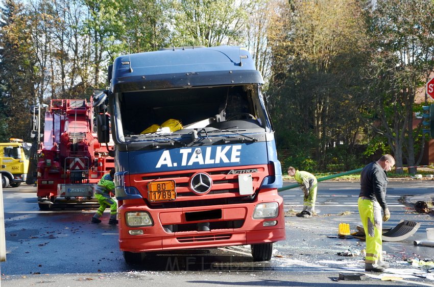 VU Tanklastzug umgestuerzt Huerth Industriestr P475.JPG